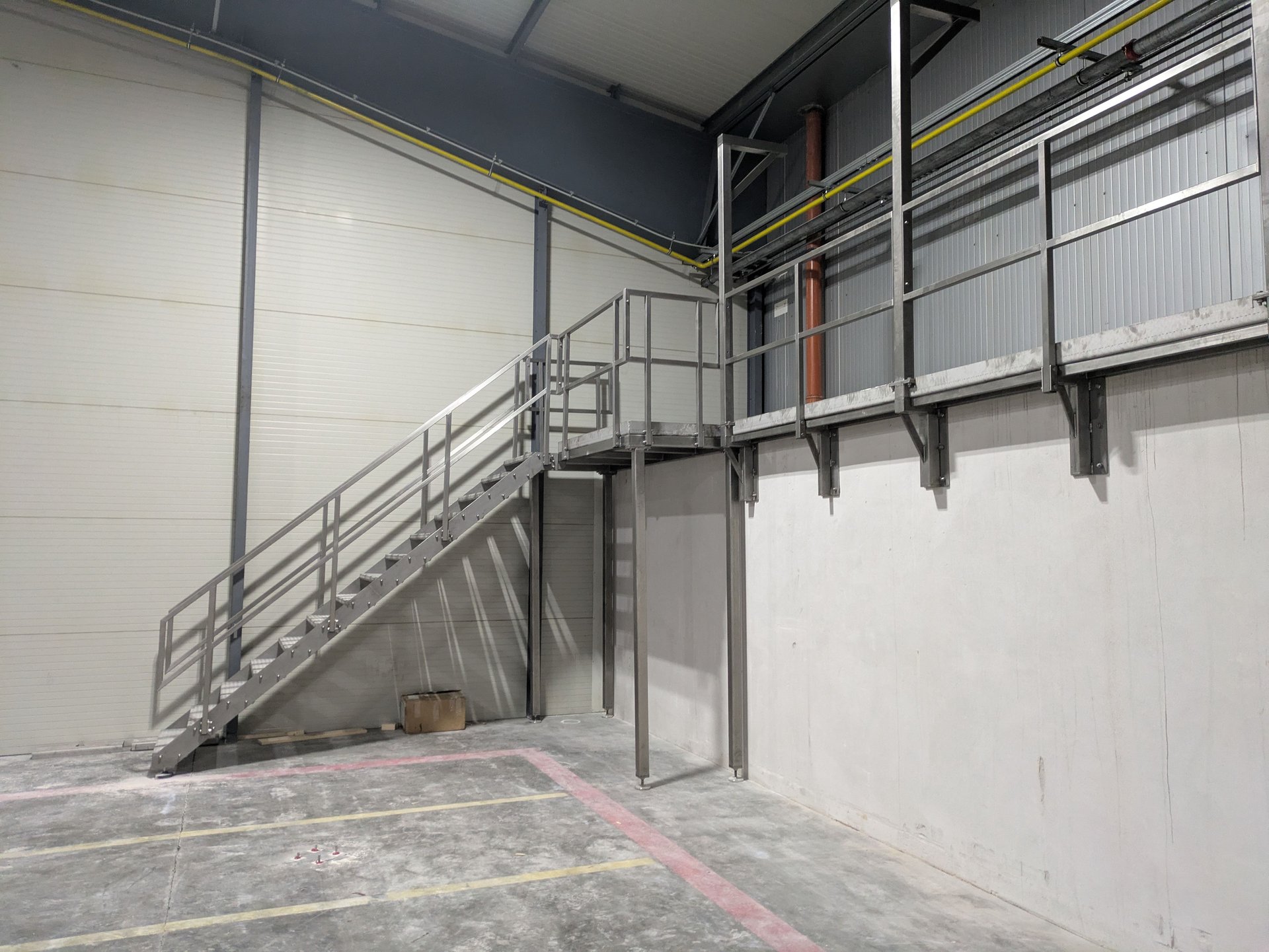 Edelstahl-Treppe & Plattform