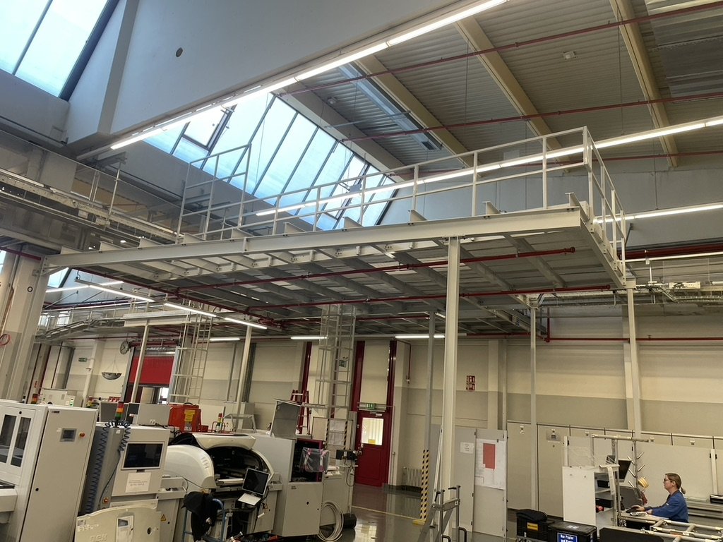 Siemens AG - Stahlbühne mit Lichtkuppeln